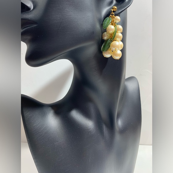 Vintage ‘80’s faux pearl “fruit bunch” earrings - Picture 3 of 4